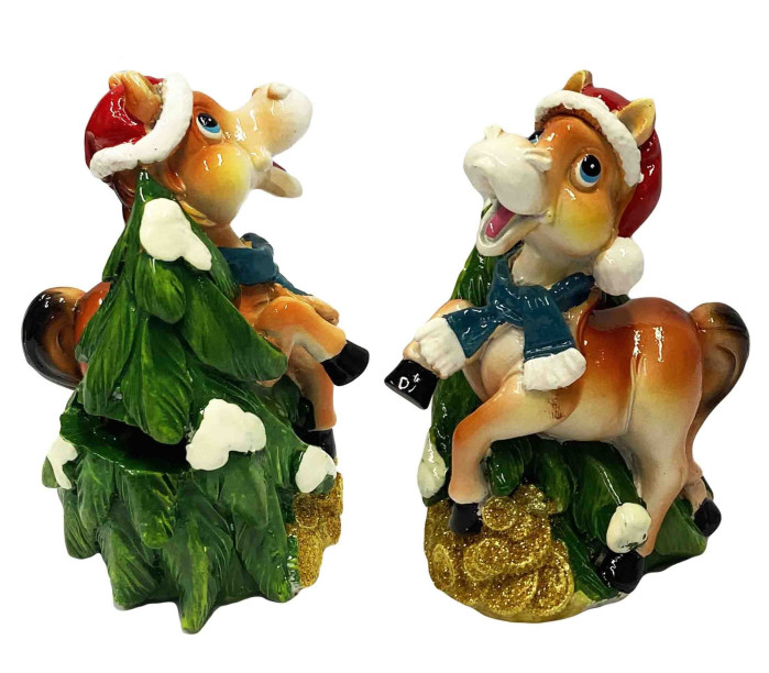 detail Pokladnička „Koník pri vianočnom stromčeku v čiapke a šáliku“, 8×6×10,5 cm